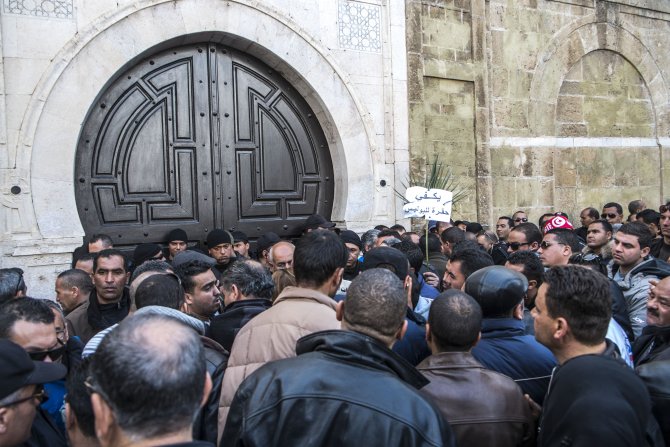 Tunuslu polislerden "maaş protestosu"