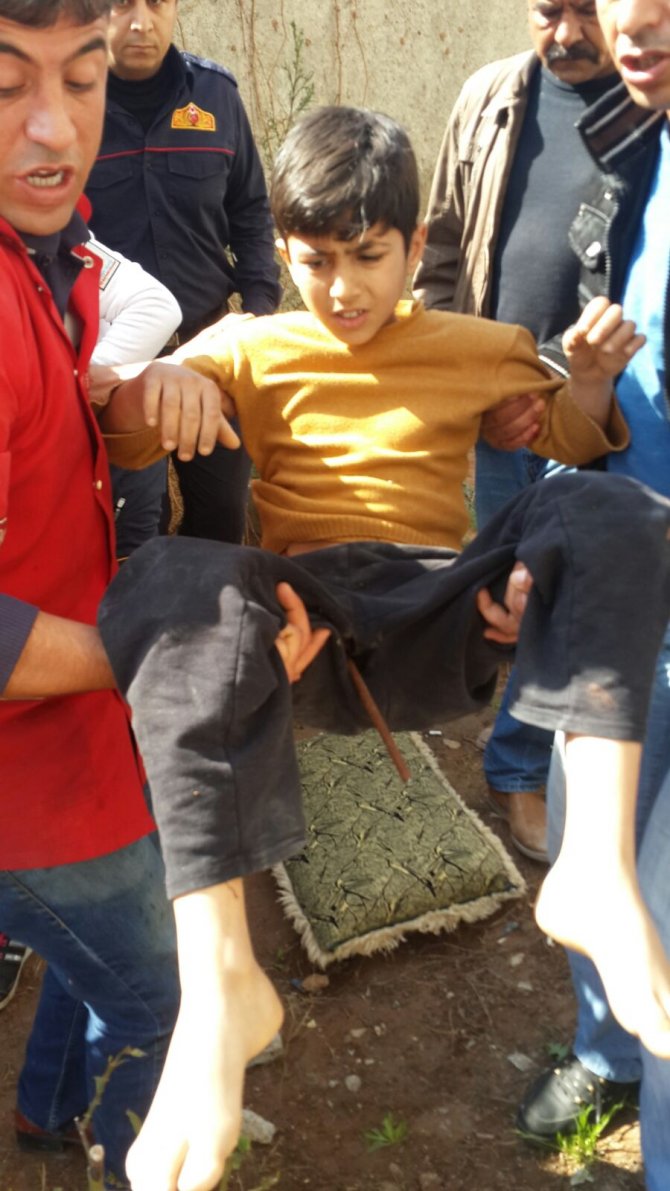 Bacağına demir çubuk saplanan çocuğu itfaiye ekipleri kurtardı