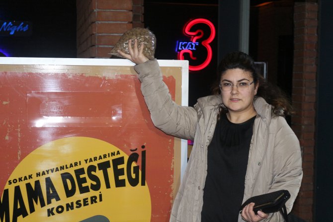 Sokak hayvanları için düzenlenen konserde bilet yerine mama