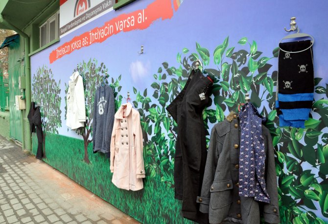 Veren el ile alan elin buluştuğu "paylaşım duvarı"