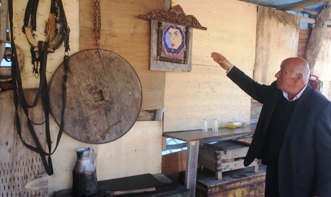 Aldığı eski eşyalarla bağevini süsledi