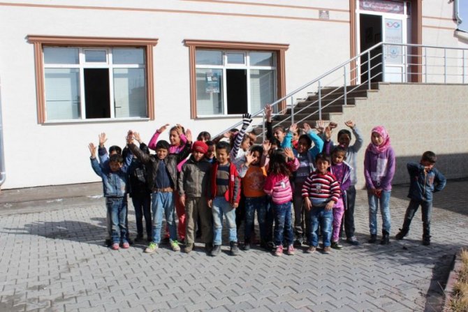 Suriyeli çocuklar için Türkçe kursu