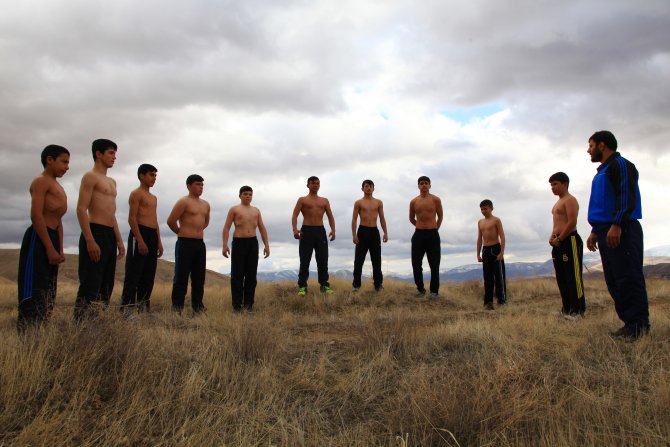 Yıldız güreşçiler dağları "minder" yaptı