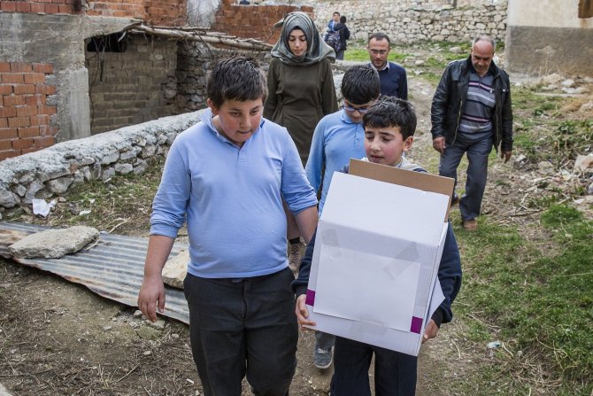 Kısa filmle gelen yardımlar Suriyelilerin yüzünü güldürdü