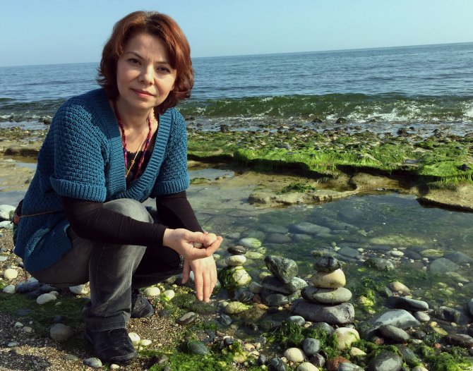 Sahile vuran taşlar duygularına tercüman oldu