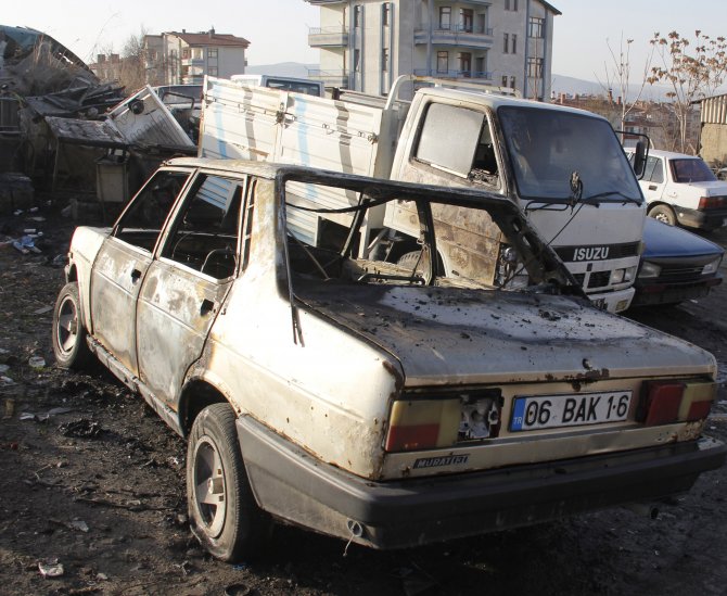 Ankara'da iki araç kundaklandı
