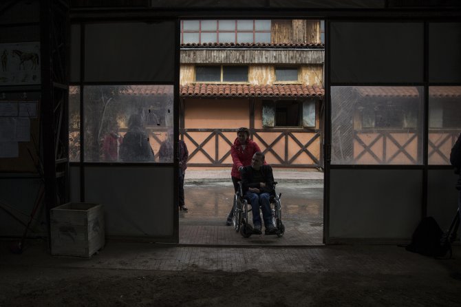 Çocuklar "engelleri" atlarla aşıyor