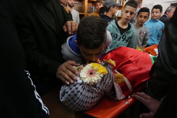 İsrail askerlerinin öldürdüğü Filistinli defnedildi