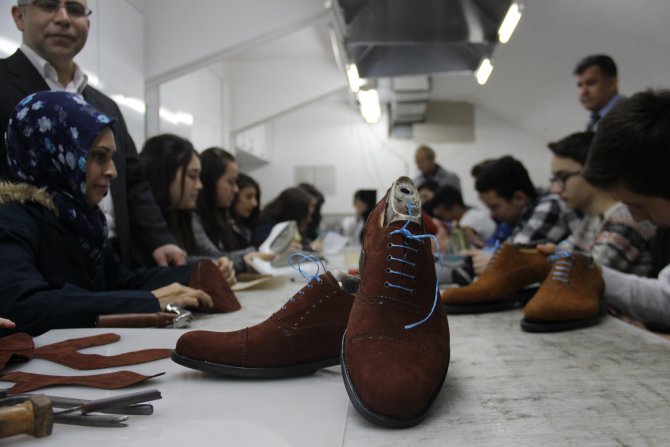 Liseli ayakkabıcıların hedefi "marka" olmak