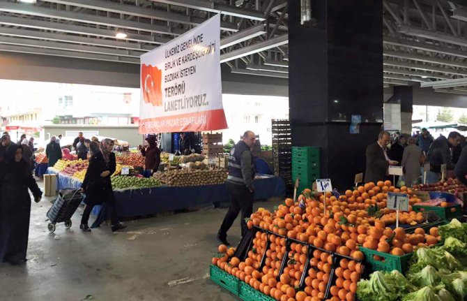 Pazar esnafından teröre pankartlı tepki