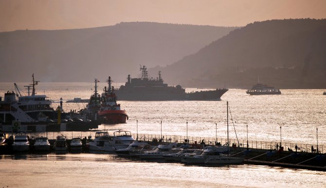 Rus askeri gemisi Çanakkale Boğazı'ndan geçti