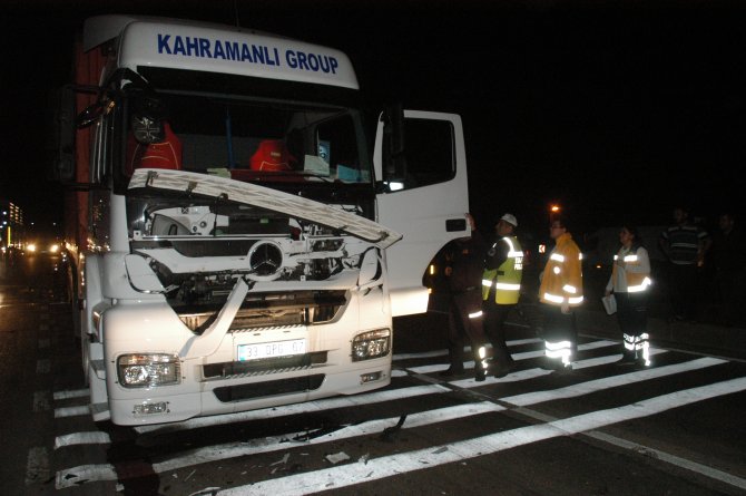 Adana'da kamyon tıra çarptı: 2 yaralı