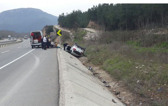 Bilecik'te otomobil şarampole devrildi: 6 yaralı