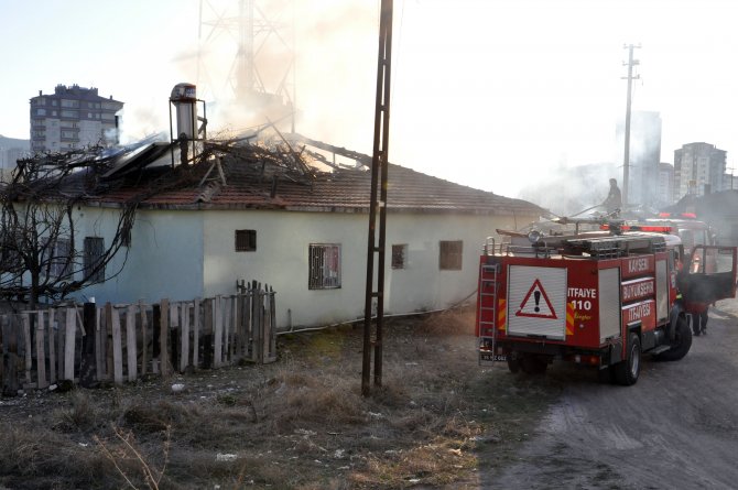 Kayseri'de Suriyeli ailelerin kaldığı ev yandı