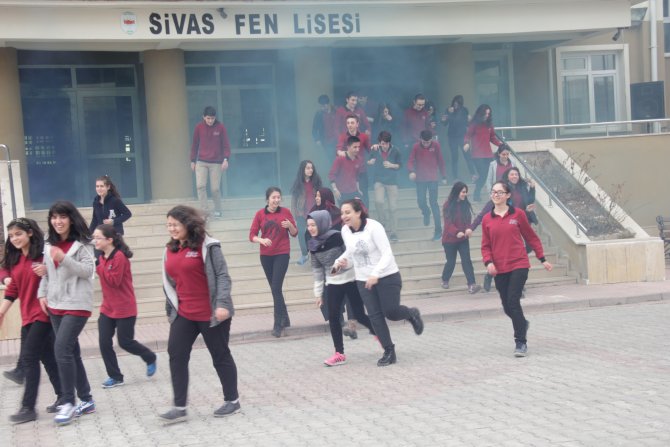 Sivas'ta bina tahliye tatbikatı