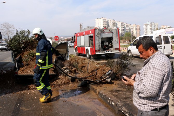 Yanan aracı kepçeyle atılan toprakla söndürdüler