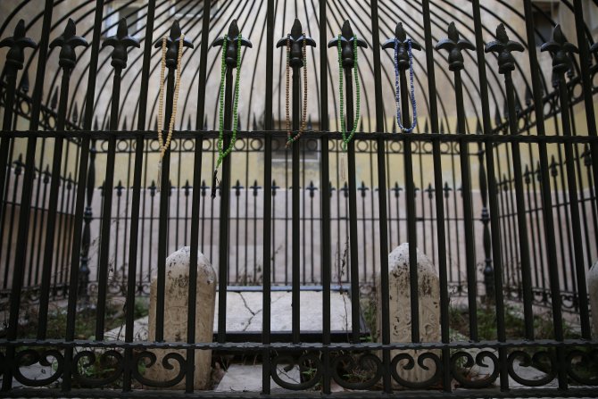 Aşık Yunus'un türbesi apartman boşluğunda kaldı