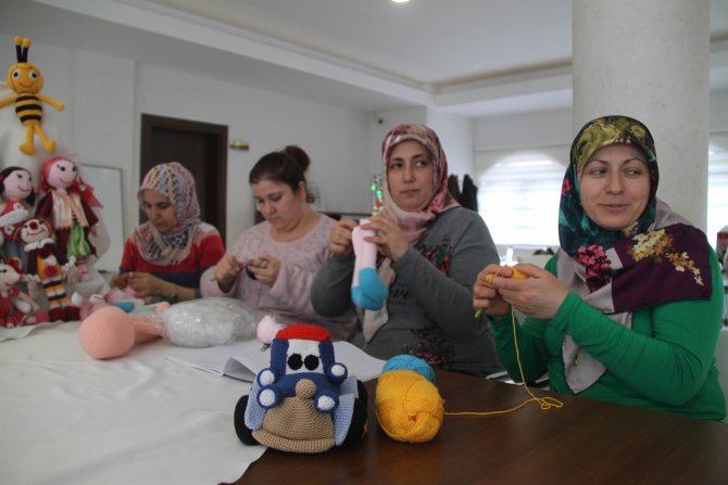 Çocukları için ördükleri bebekler ekmek kapısı oldu