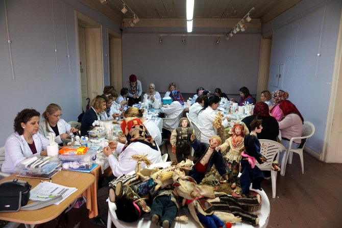 Kitre bebekler, yöresel kıyafetleri yaşatmak için modellik yapıyor