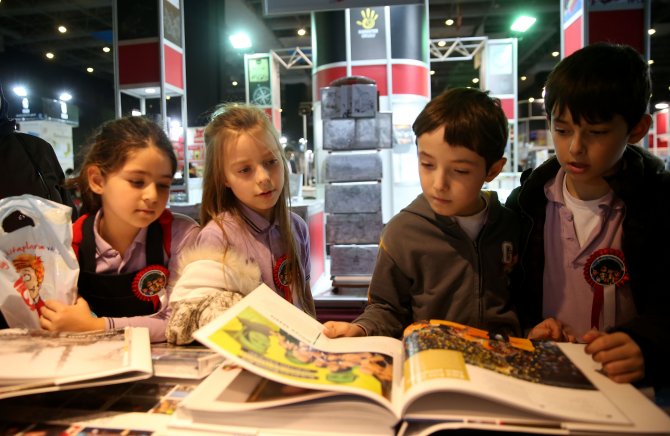 3. CNR Kitap Fuarı'nda AA yayınlarına yoğun ilgi