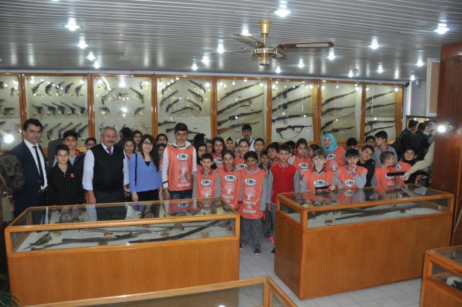 Öğrenciler MKEK Silah Müzesini gezdi