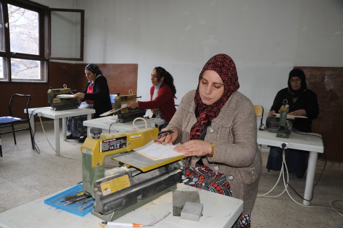 Ahşap oymacılığına kadın eli değiyor