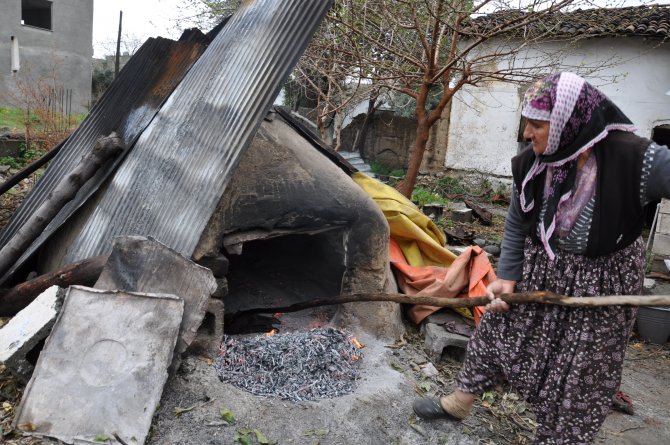 Bahçesinde pişirdiği ekmekle geçimini sağlıyor
