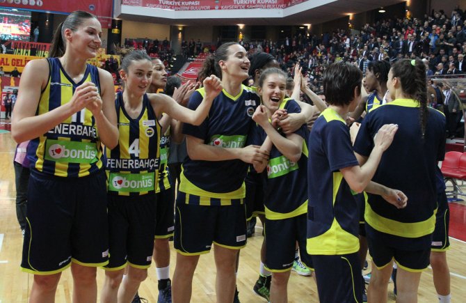 Fenerbahçe kupasını aldı