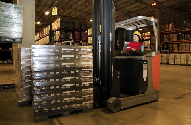 Evde dolap yerleştirir gibi ürün yerleştiriyorlar