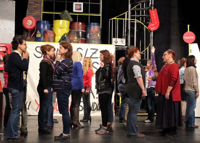 İzmir'de öğretmenlere tiyatro eğitimi