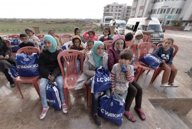 Suriyeli çocuklara kıyafet ve oyuncak dağıtıldı