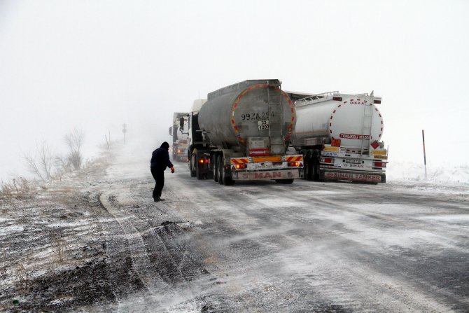 Ardahan'da kar yağışı ulaşımı aksattı