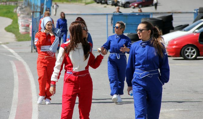 Kadınlar yarış için direksiyon başına geçti