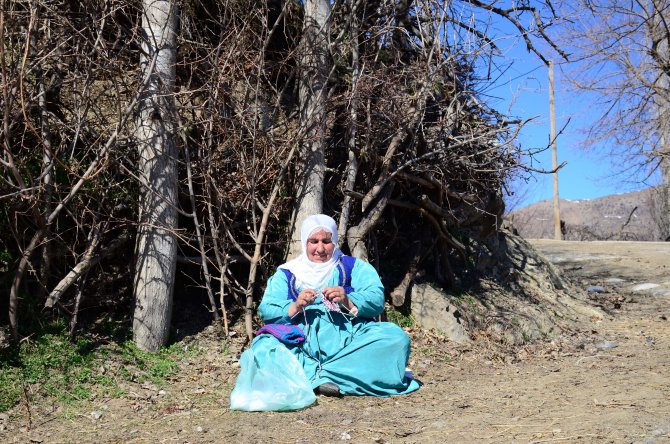 Köylü kadınların mesaisi yoğun geçiyor