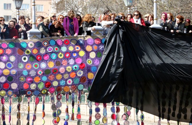 Porsuk Çayı'ndaki köprüye "dantel örgü"