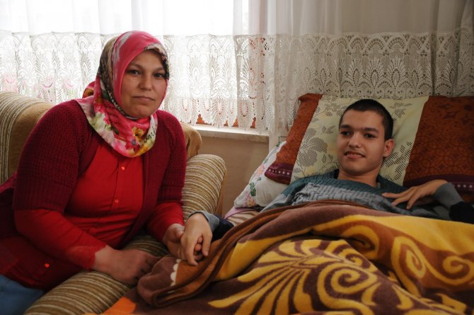 Biri engelli 3 çocuğuna hem annelik hem babalık yapıyor