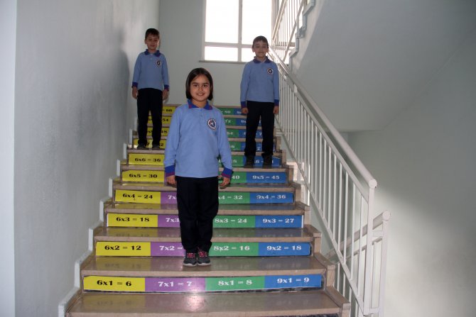 Bu okulda merdiven basamakları da öğretiyor