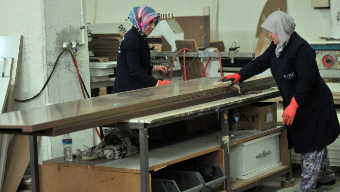 İnegöl mobilyasına kadınlar şekil veriyor