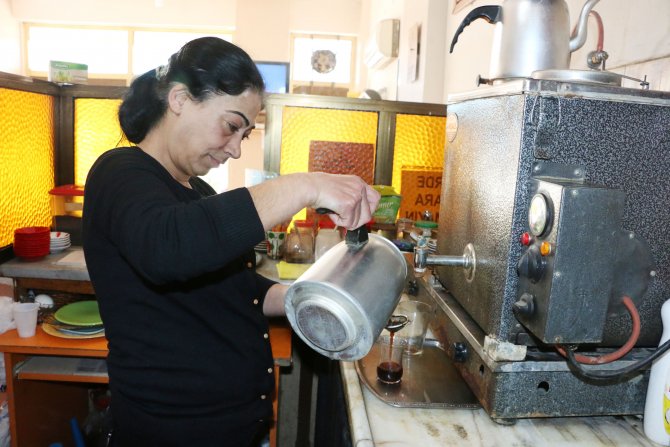 Ekmeğini 17 yıldır kahvehaneden kazanıyor