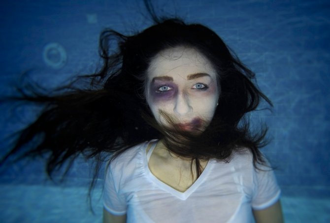 "Kadına yönelik şiddete su altında sessiz tepki"