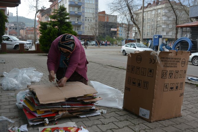 Kağıt toplayarak hayata tutunuyor