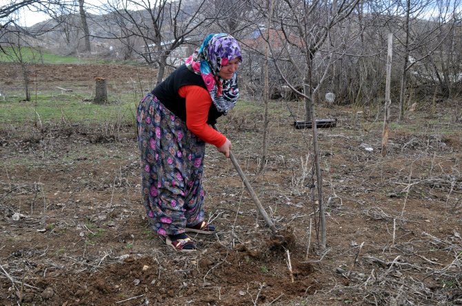 Süt ve tereyağı satarak engelli üç çocuğuna bakıyor