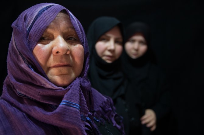 Yetim 20 torununa hem analık hem babalık yapıyor