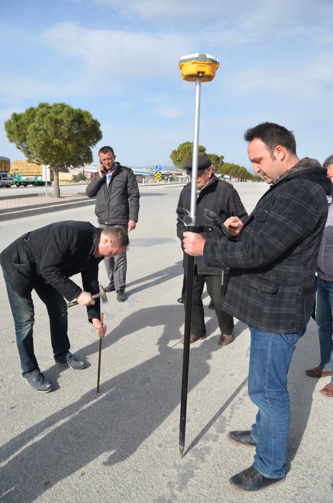 Arazilerinden geçen yolu tırlarla trafiğe kapattılar