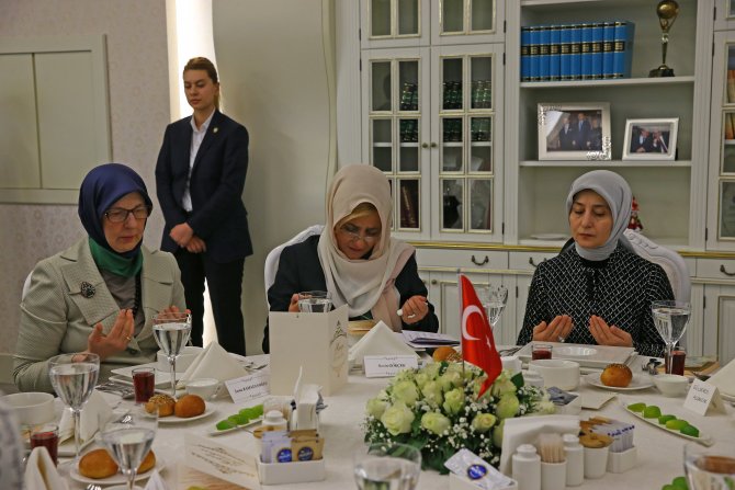 Sare Davutoğlu'ndan şehit aileleriyle duygusal buluşma