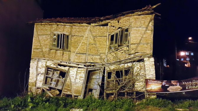 Eski evi taşlarla yıktılar