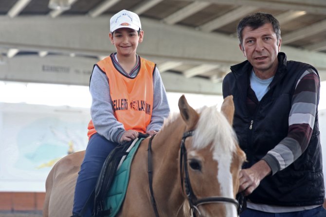 Engelleri "atlıyorlar"