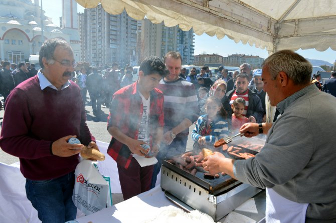Tarım fuarında 5 bin kişiye sucuk ekmek dağıtıldı