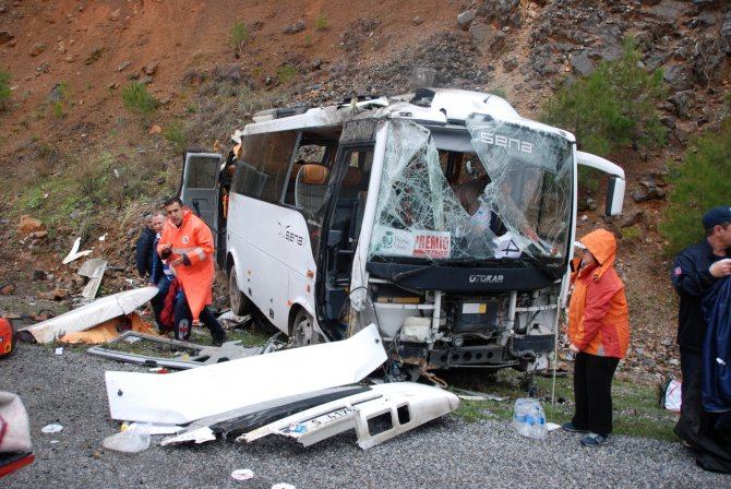 Antalya'da turistleri taşıyan midibüs devrildi: 1 ölü, 17 yaralı