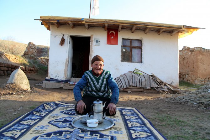 Görme engelli Şaban dedenin tek odalı evde zor yaşamı